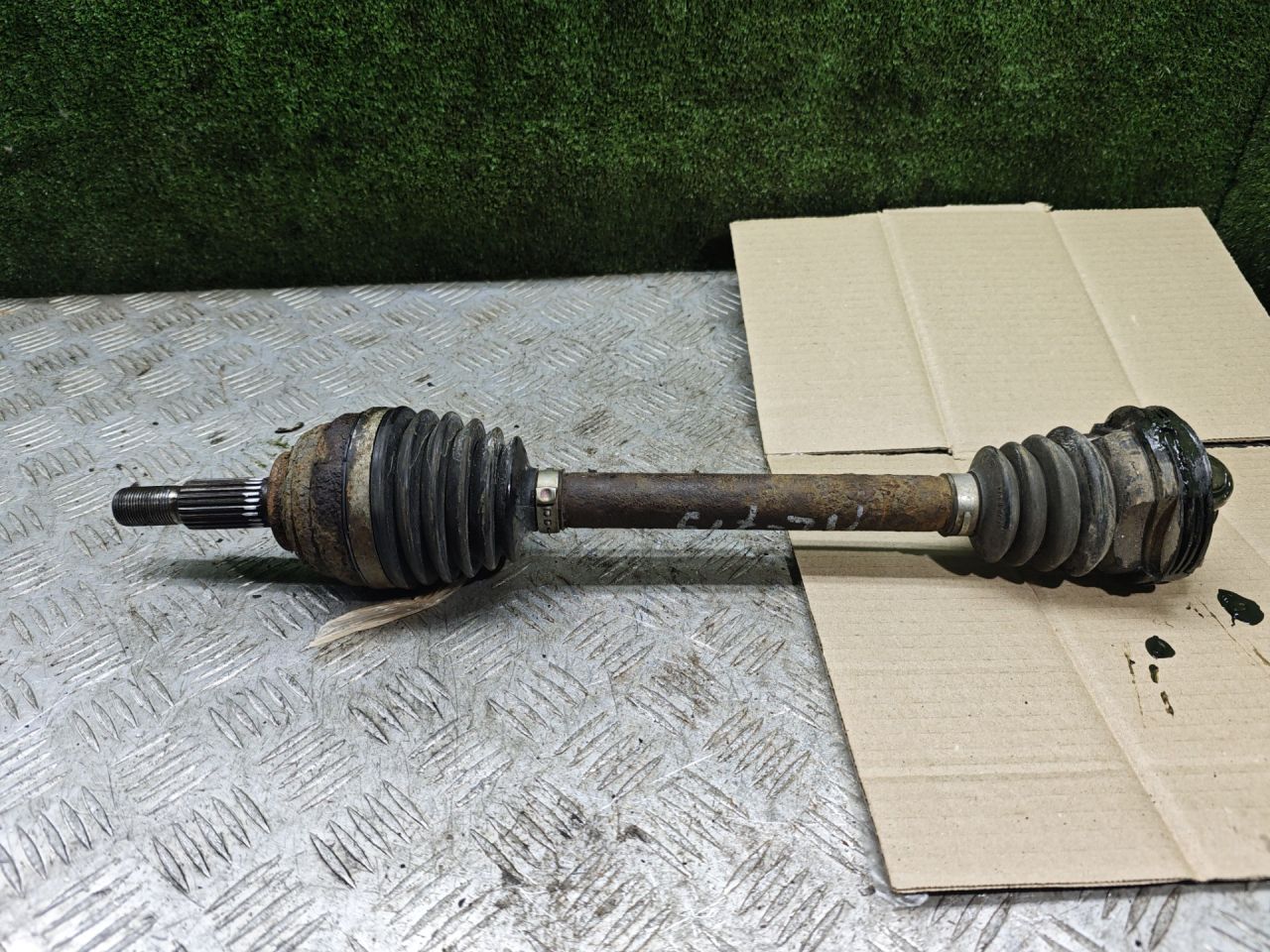 полуось передняя левая (приводной вал, ШРУС) Renault Logan 1 поколение 2008, 1.6 л., бензин, МКПП, универсал - фото №1