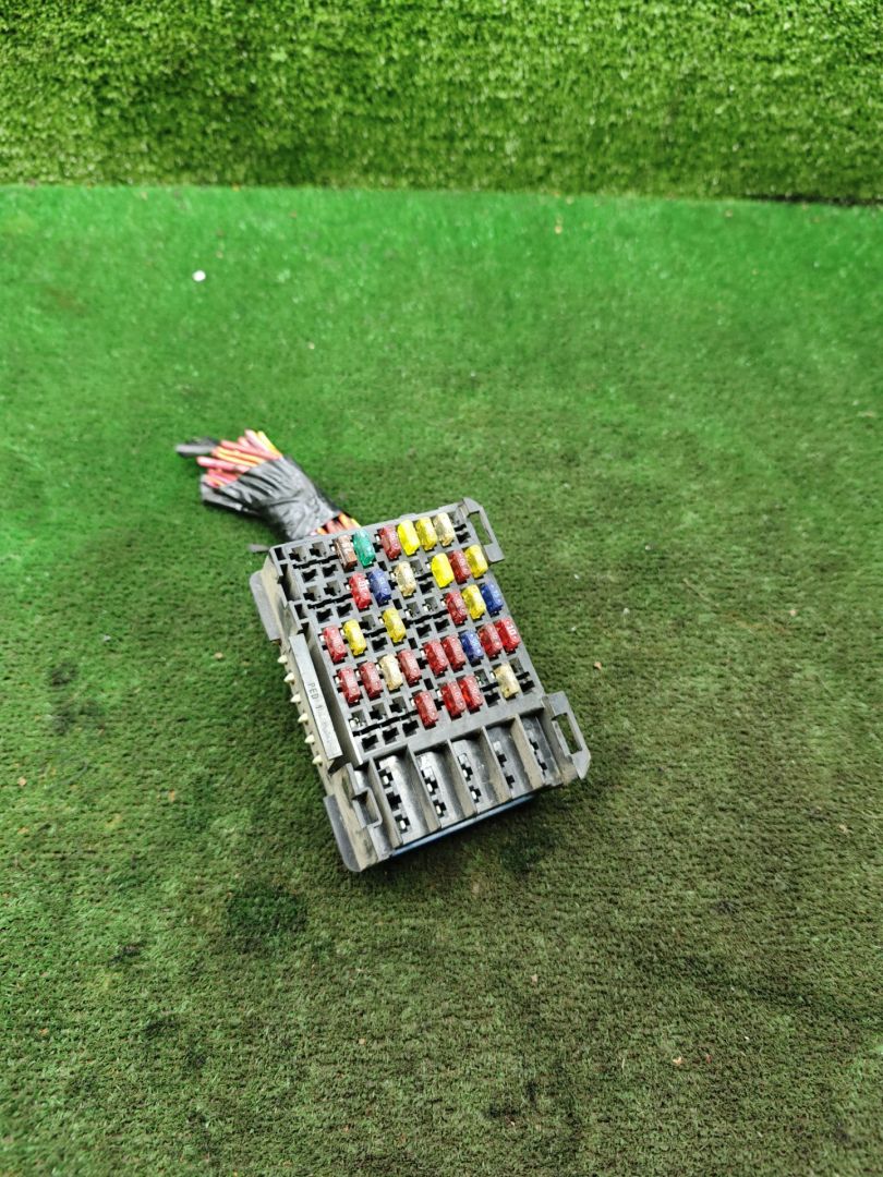 блок предохранителей Opel Sintra 1 поколение 1997, 2.2 л., X 22 XE, бензин, МКПП, минивэн - фото №1