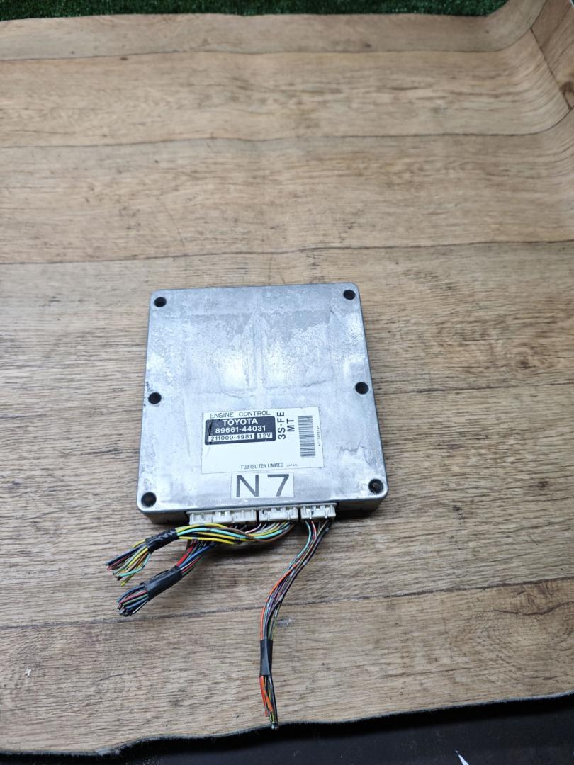 блок управления двигателем Toyota Picnic 1 поколение XM10 2000, 2.0 л., бензин, МКПП, минивэн, 8966144031 - фото №1