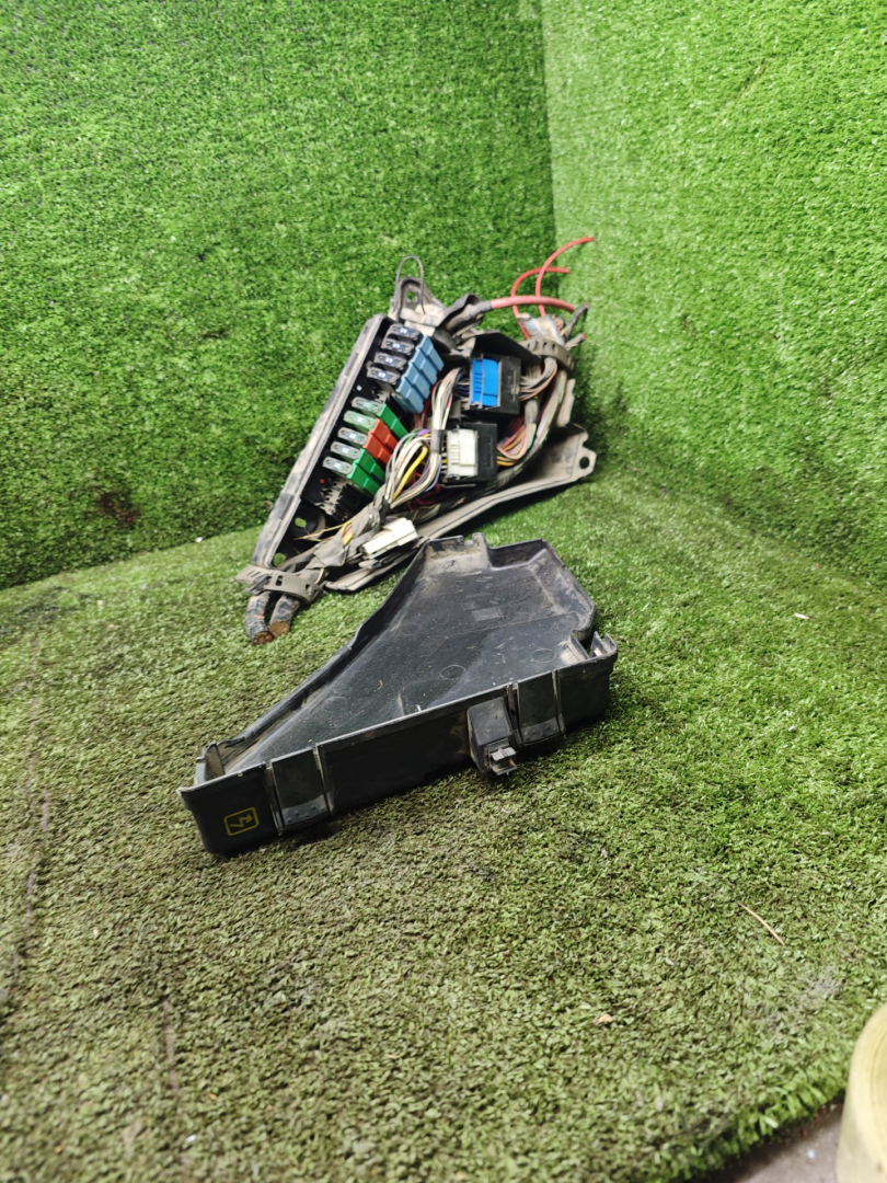 блок предохранителей Renault Laguna 1 поколение 1998, 1.8 л., бензин, МКПП, хетчбэк 5 дв. - фото №1