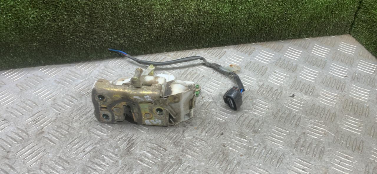 замок двери задней правой Toyota Avensis 1 поколение (T220) 1998, 2.0 л., дизель, МКПП, седан - фото №1