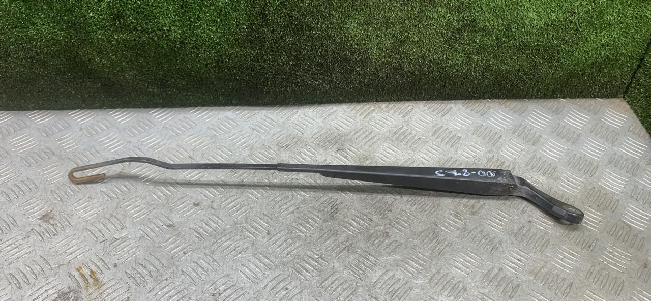 щеткодержатель (поводок стеклоочистителя, дворник) Chrysler Voyager 3 поколение 1999, 2.5 л., дизель, МКПП, минивэн - фото №1