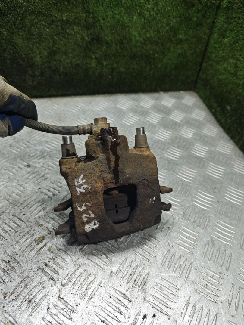 суппорт задний правый Chrysler Voyager 3 поколение 1997, 2.4 л., бензин, МКПП, минивэн - фото №1