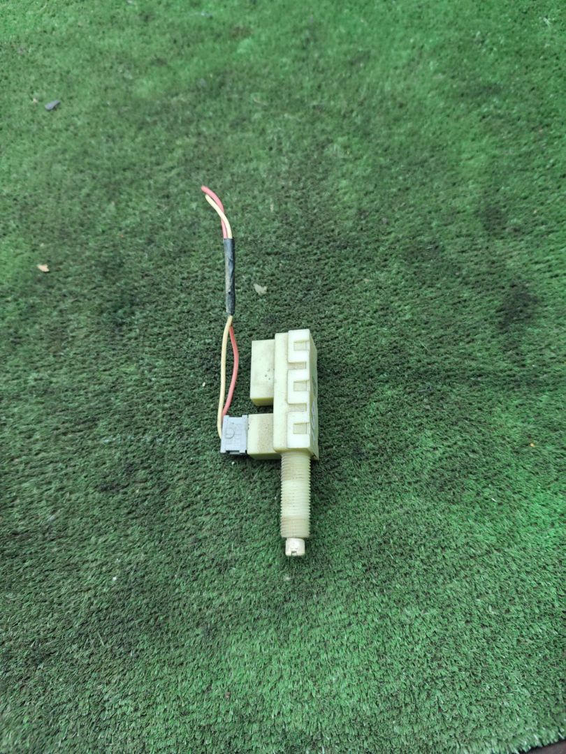 Датчик педали тормоза (лягушка) Opel Sintra 1 поколение 1997, 2.2 л., X 22 XE, бензин, МКПП, минивэн - фото №1