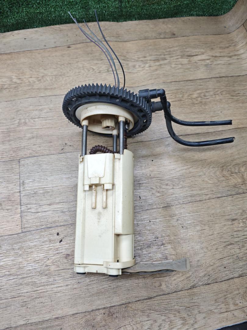 насос топливный Opel Sintra 1 поколение 1997, 2.2 л., X 22 XE, бензин, МКПП, минивэн - фото №1