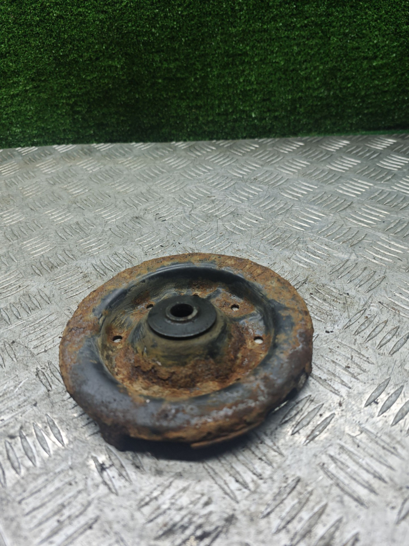 опора амортизатора верхняя (чашка) Toyota Corolla 7 поколение (E100) 1995, 1.6 л., 4A-FE, бензин, МКПП, хетчбэк 3 дв. - фото №1