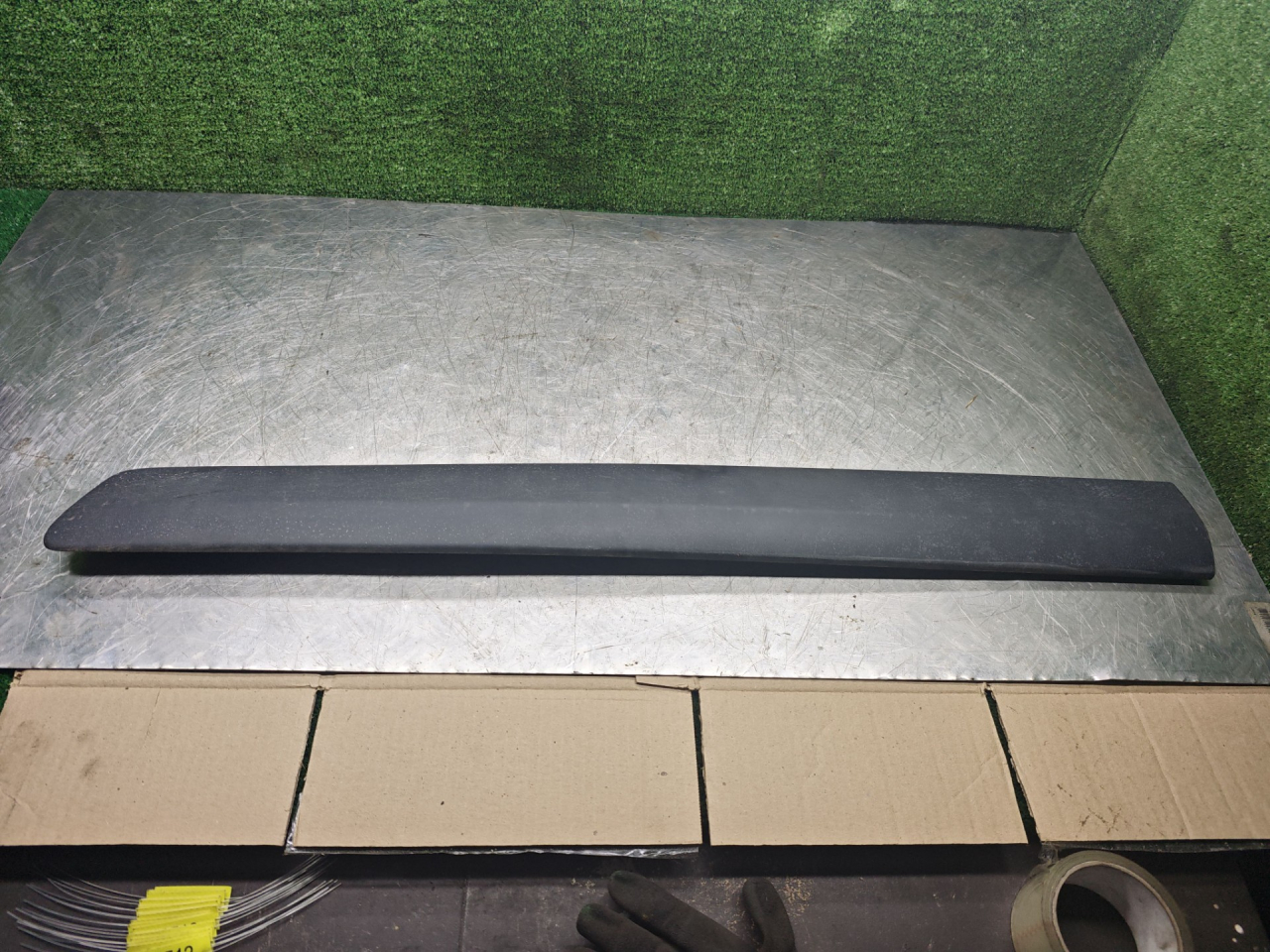 молдинг двери передней правой Renault Logan 1 поколение 2008, 1.6 л., бензин, МКПП, универсал, 8200476580 - фото №1