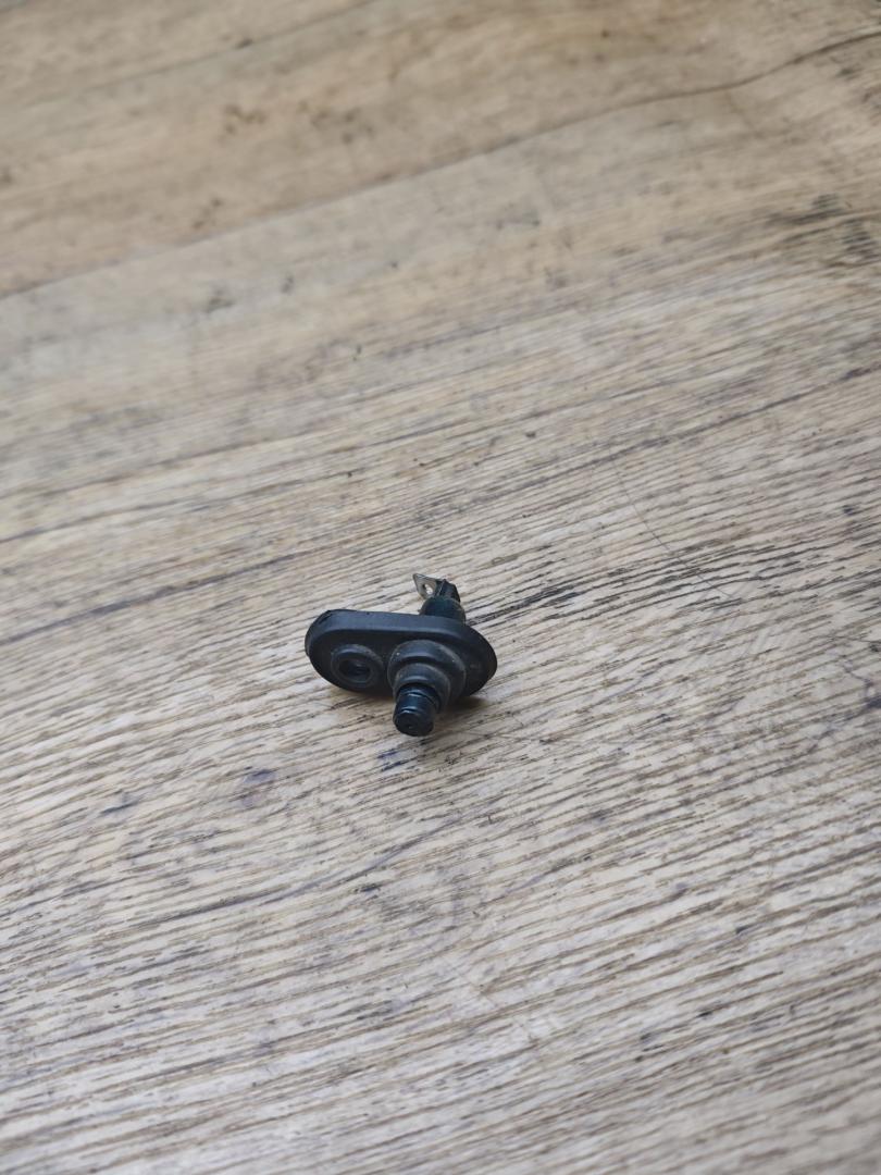 концевик дверной Toyota Avensis 1 поколение (T220) 1998, 2.0 л., дизель, МКПП, седан - фото №1