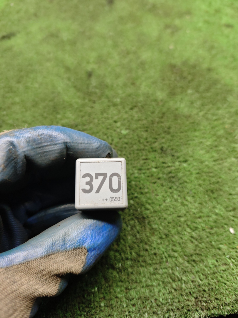 реле (прочие) Skoda Superb 1 поколение 2006, 2.8 л., бензин, АКПП, седан, 8D0951253, 370 - фото №1