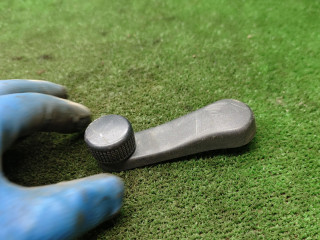 ручка стеклоподъемника задней левой Skoda Fabia 1 поколение [рестайлинг] 2007, 1.2 л., бензин, МКПП, седан, 1H0837581D