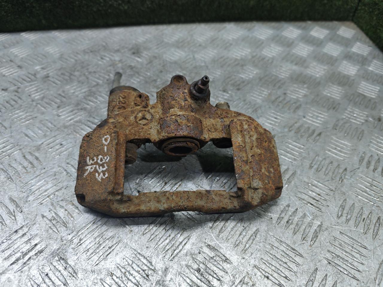 суппорт задний правый Mercedes-Benz Vito W638 1999, 2.3 л., дизель, МКПП, микроавтобус - фото №1