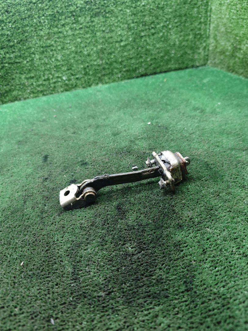 ограничитель открывания двери Chevrolet Niva 1 поколение 2008, 1.7 л., бензин, МКПП, внедорожник 5 дв. - фото №1