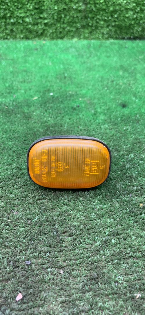 повторитель поворота на крыле левый Toyota Picnic 1 поколение XM10 1999, 2.2 л., 3C-TE, дизель, МКПП, минивэн - фото №1