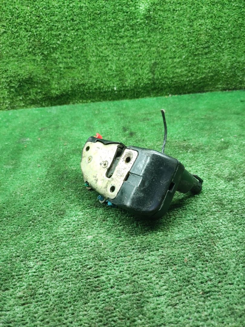 замок двери передней левой Chrysler Voyager 3 поколение 2000, 2.5 л., дизель, МКПП, минивэн - фото №1