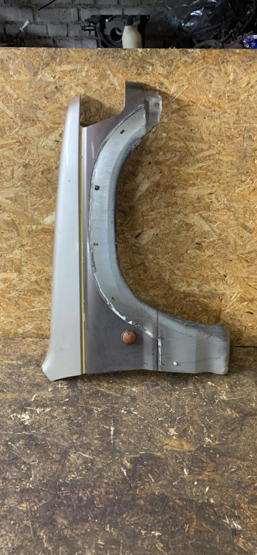 крыло переднее правое Mitsubishi Pajero 2 поколение 1996, 3.0 л., бензин, АКПП, внедорожник 5 дв. - фото №1