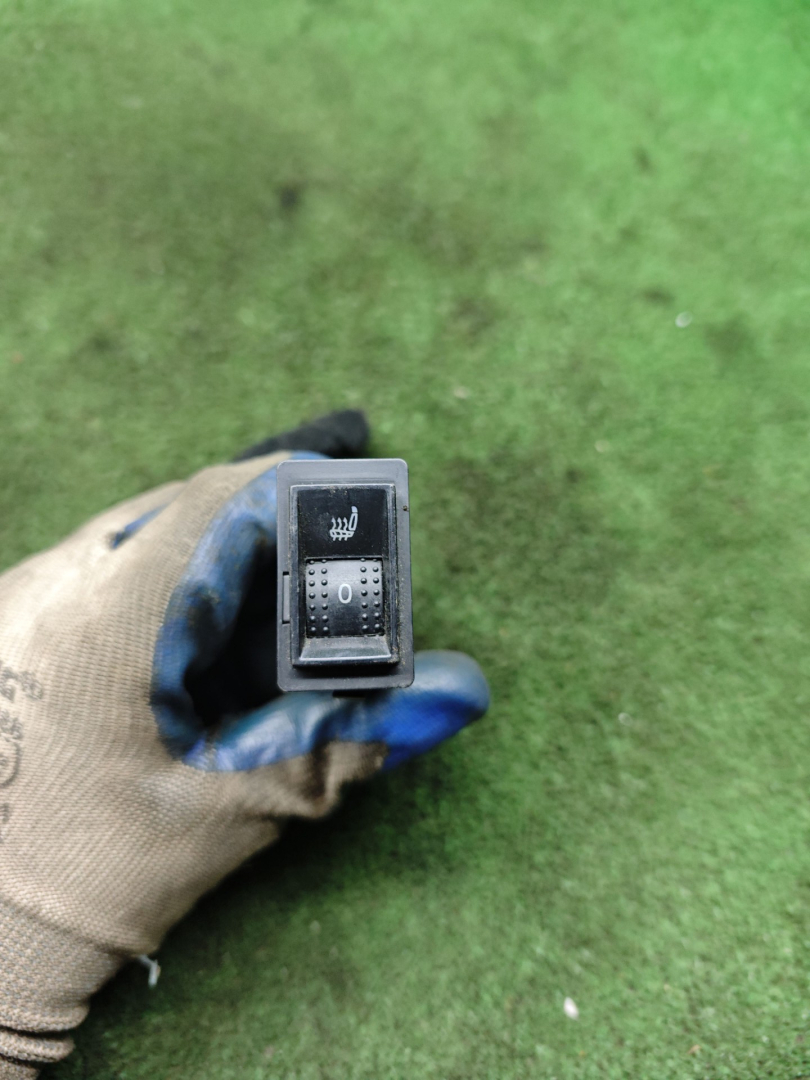 кнопка обогрева сидений Skoda Superb 1 поколение 2006, 2.8 л., бензин, АКПП, седан, 3U0963563 - фото №1