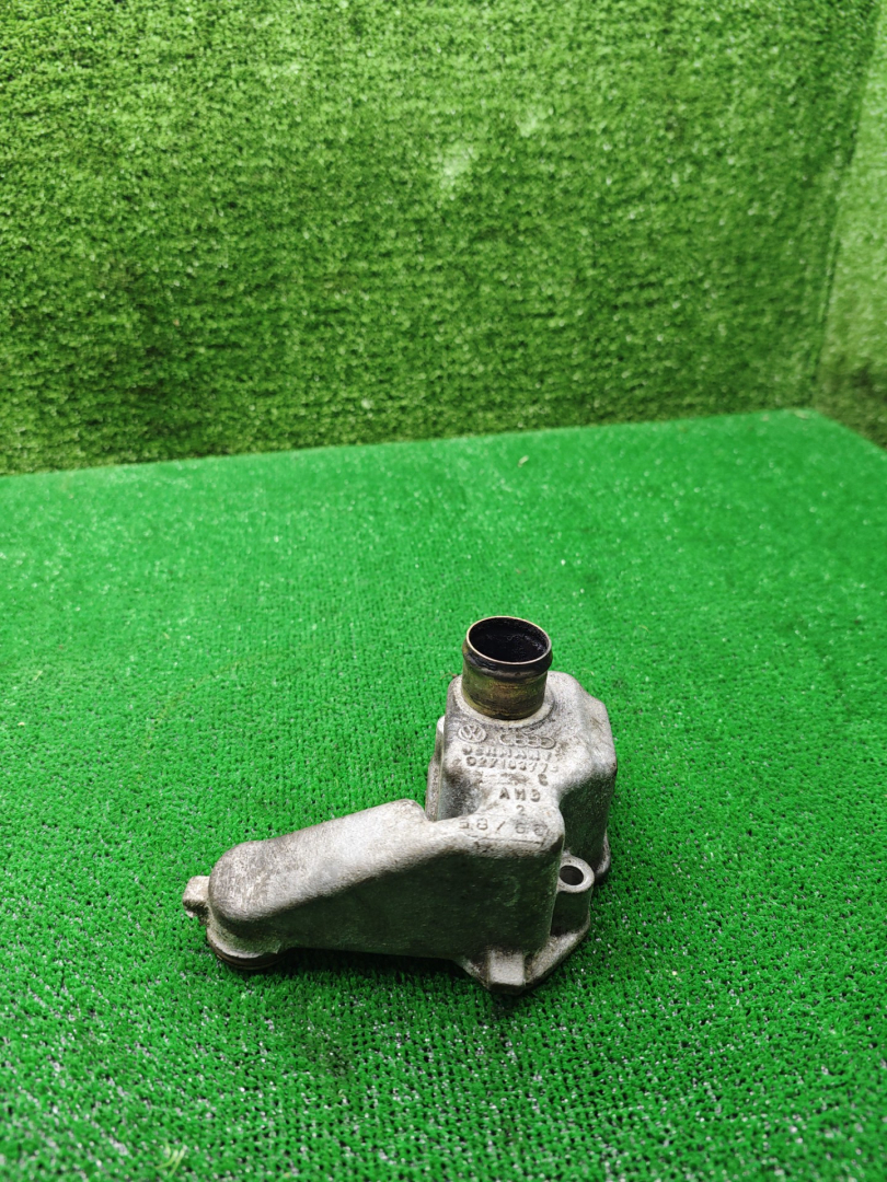 фланец (тройник) системы охлаждения Volkswagen Passat B4 1995, 2.0 л., бензин, МКПП, 027103773 - фото №1