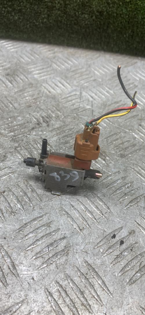 электромагнитный клапан Toyota Avensis 1 поколение (T220) 1998, 2.0 л., дизель, МКПП, седан, 2586064140, 1846003600 - фото №1