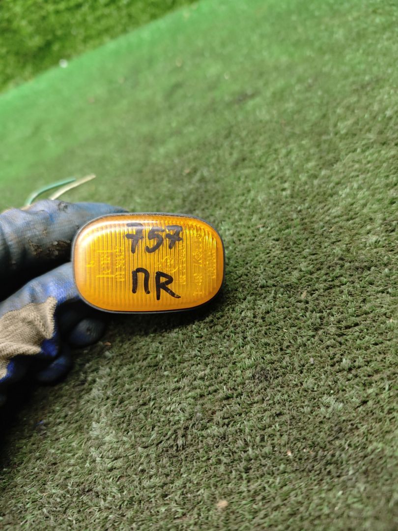 повторитель поворота на крыле правый Toyota Picnic 1 поколение XM10 2001, 2.2 л., 3C-TE, дизель, МКПП, минивэн - фото №1