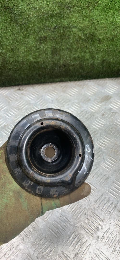 опора амортизатора верхняя (чашка) Volkswagen Golf 2 поколение 1990, 1.8 л., бензин, МКПП, хетчбэк 3 дв. - фото №1