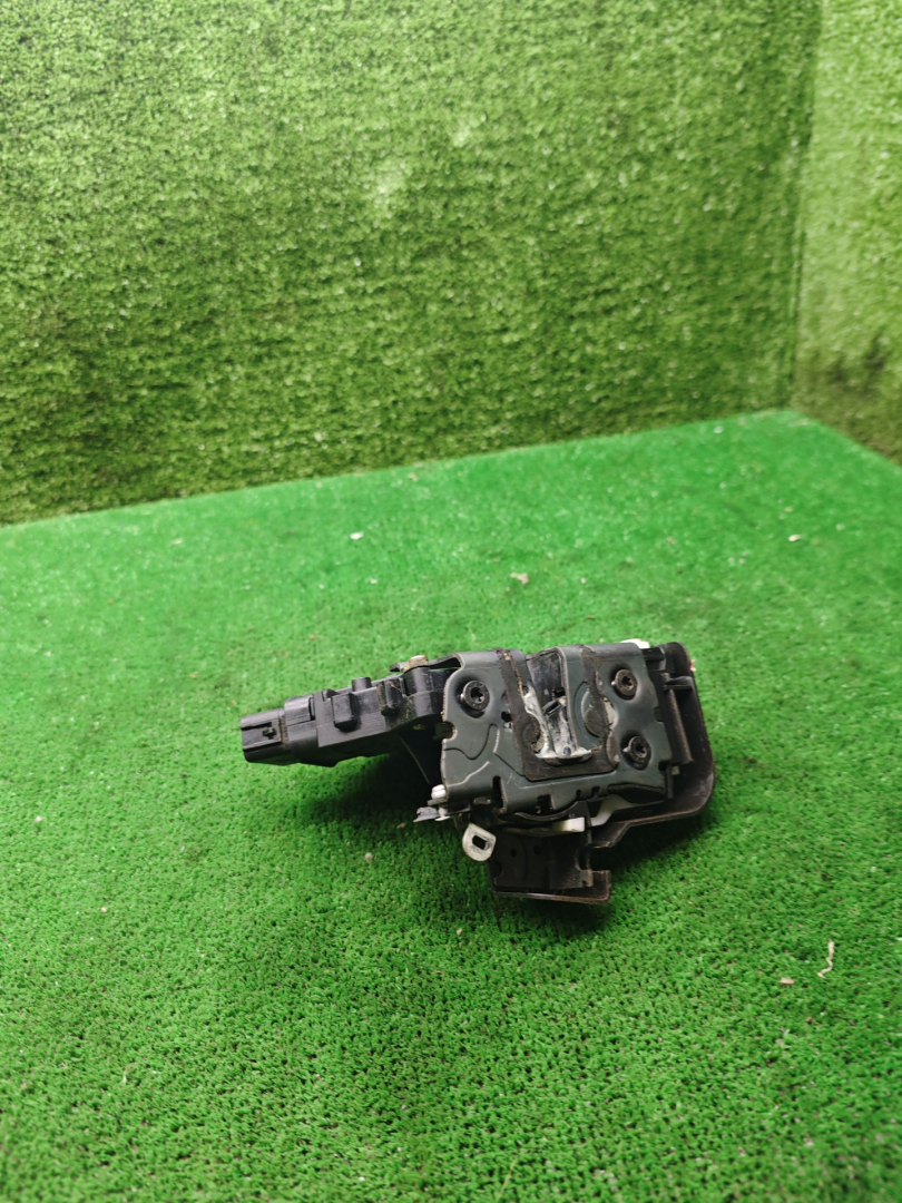 замок двери задней правой Ford C-Max 1 поколение 2006, 2.0 л., бензин, МКПП, минивэн - фото №1