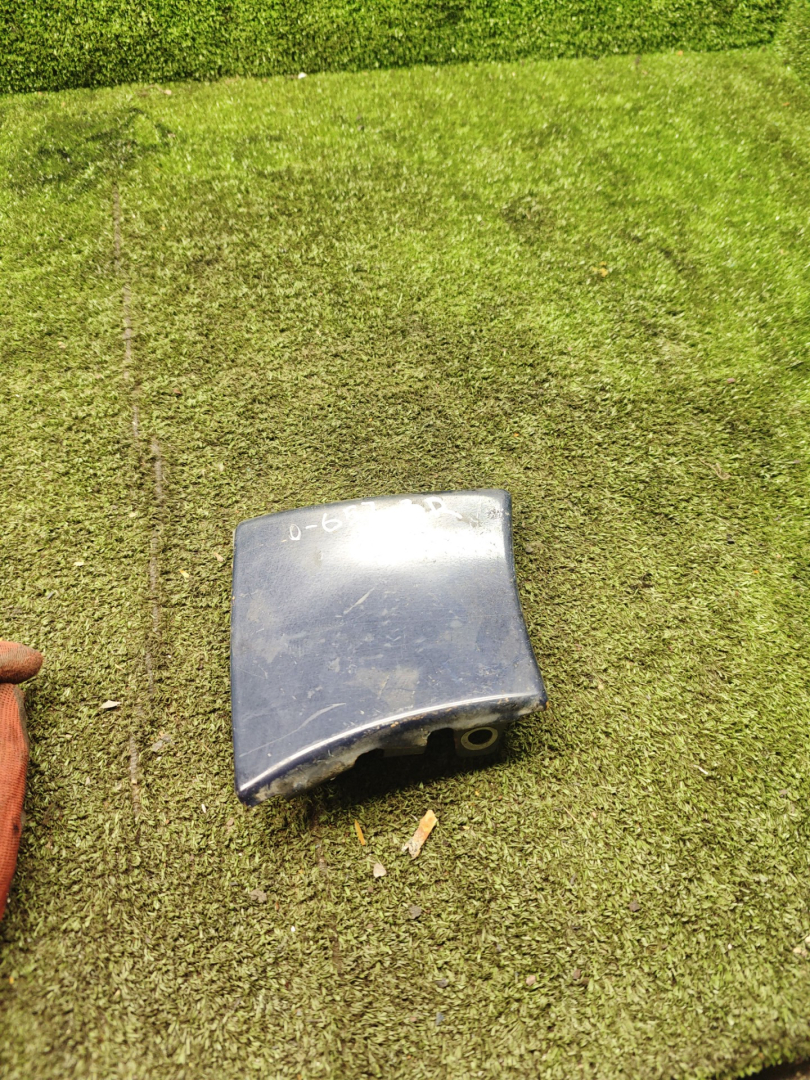 ус под фонарь правый Renault Laguna 1 поколение 1998, 1.8 л., бензин, МКПП, универсал - фото №1