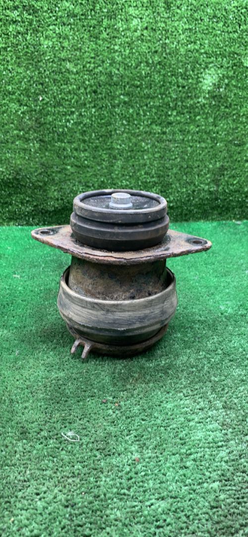 подушка крепления двигателя Volkswagen Passat B4 1995, 2.0 л., бензин, МКПП, универсал - фото №1