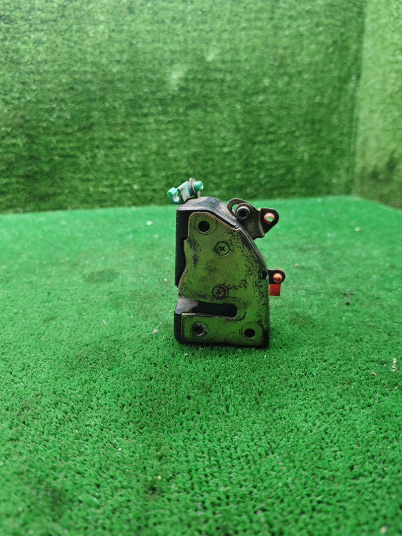 замок двери передней правой Chrysler Voyager 3 поколение 1997, 2.4 л., бензин, АКПП, минивэн - фото №1