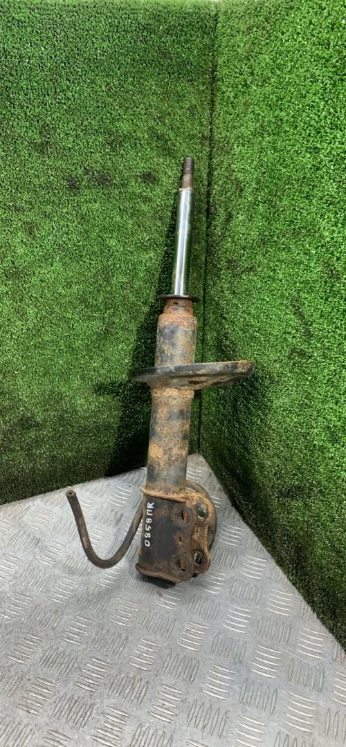 амортизатор передний правый Toyota Avensis 1 поколение (T220) 1999, 2.0 л., дизель, МКПП, хетчбэк 5 дв. - фото №1