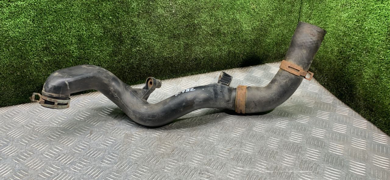 патрубок интеркулера Toyota Avensis 1 поколение (T220) 2000, 2.0 л., 2C-T, дизель, МКПП, универсал - фото №1