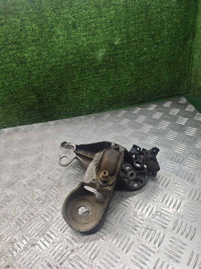 крепление стабилизатора / втулки стабилизатора Skoda Superb 1 поколение 2006, 2.8 л., бензин, АКПП, седан, 8E0199352F - фото №1