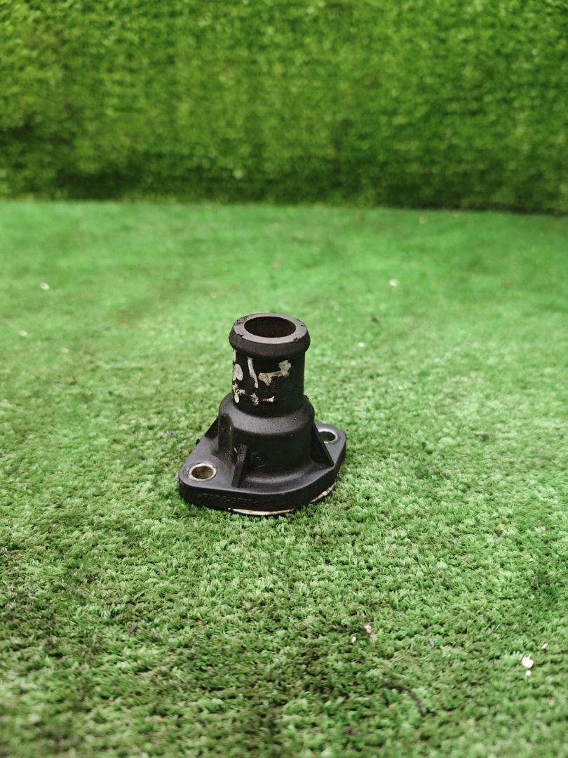 фланец (тройник) системы охлаждения Volkswagen Golf 3 поколение 1995, 1.8 л., бензин - фото №1