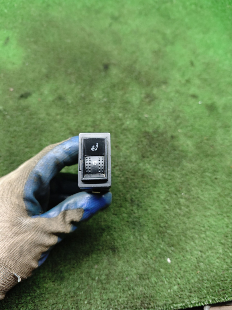 кнопка обогрева сидений Skoda Superb 1 поколение 2006, 2.8 л., бензин, АКПП, седан, 3U0963563 - фото №1