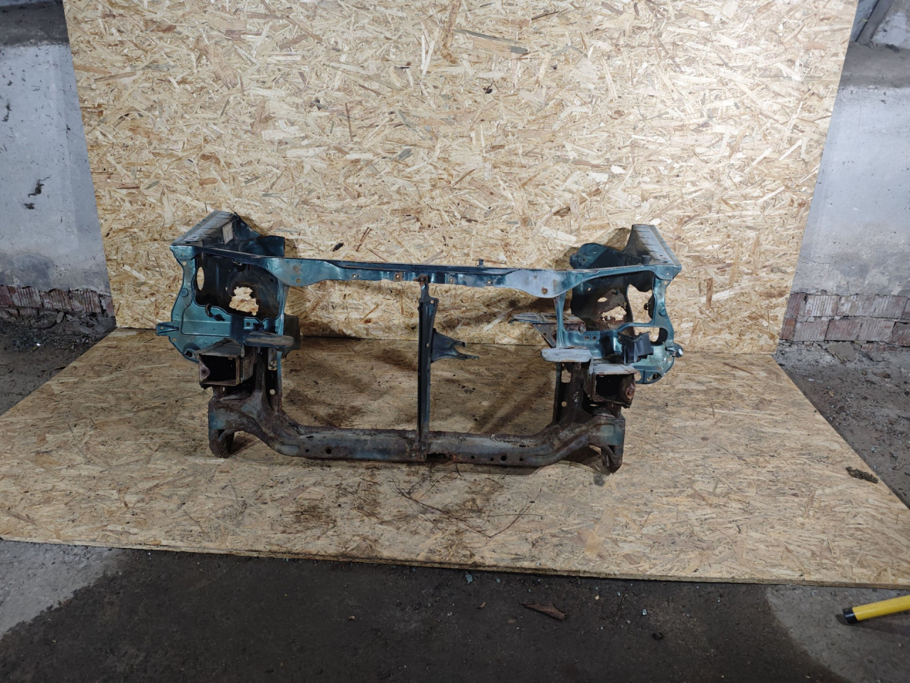 передняя панель крепления облицовки (телевизор) Toyota Picnic 1 поколение XM10 2000, 2.2 л., дизель, МКПП, минивэн - фото №1