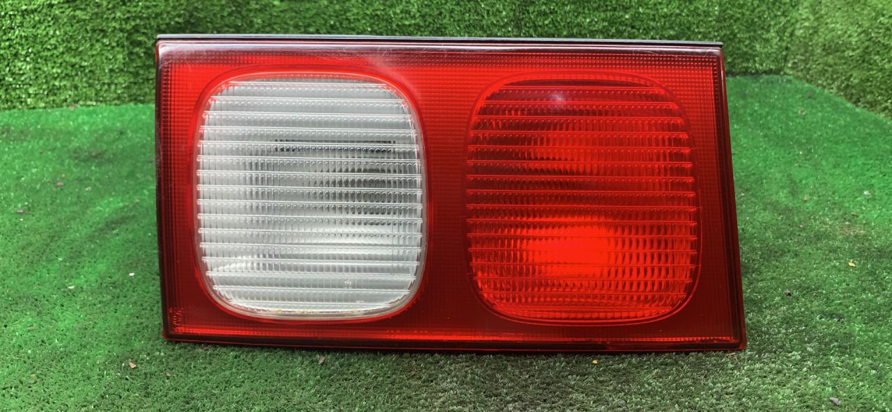 фонарь крышки багажника левый Toyota Picnic 1 поколение XM10 2000, 2.0 л., бензин, МКПП, минивэн - фото №1