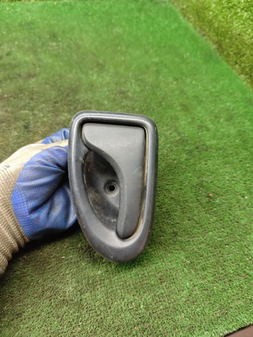 ручка внутренняя задняя правая Renault Logan 1 поколение 2006, 1.4 л., бензин, МКПП, седан - фото №1