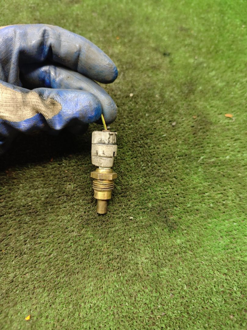 датчик температуры охлаждающей жидкости Toyota Picnic 1 поколение XM10 1999, 2.2 л., 3C-TE, дизель, МКПП, минивэн - фото №1