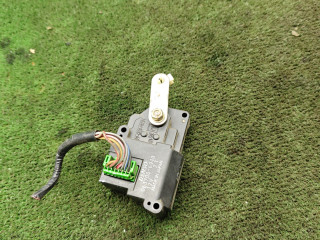 моторчик заслонки печки Suzuki Baleno 1 поколение 1997, 1.6 л., бензин, МКПП, универсал, 0637006940