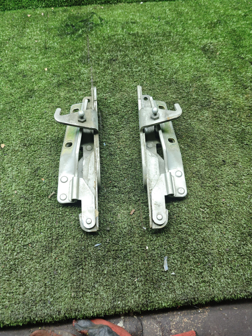 петля капота Alfa Romeo 166 1 поколение 2000, 2.0 л., бензин, МКПП, седан - фото №1