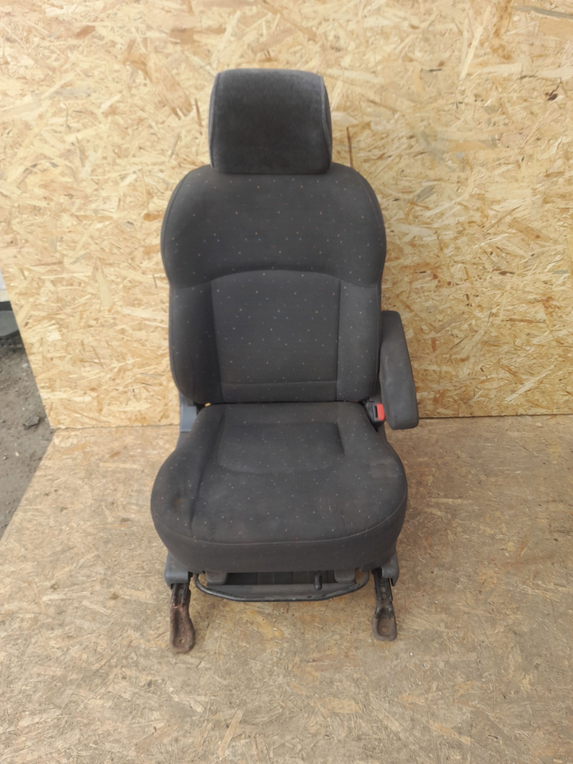 сиденье переднее Hyundai Trajet 1 поколение 2004, 2.0 л., G4JP, бензин, АКПП, минивэн - фото №1