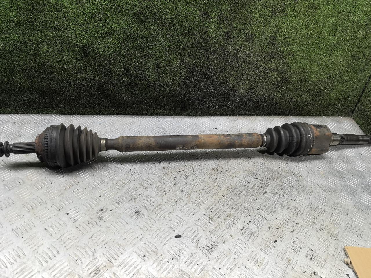 полуось передняя правая (приводной вал, ШРУС) Chrysler Voyager 3 поколение 1997, 2.4 л., бензин, МКПП, минивэн - фото №1