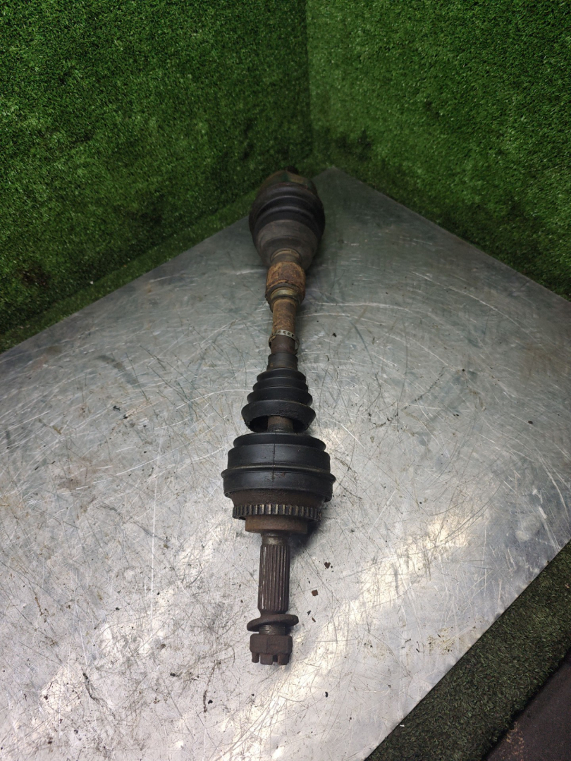 полуось передняя левая (приводной вал, ШРУС) Mitsubishi Space Wagon 3 поколение (Typ N50) 2000, 2.4 л., GDi, бензин, МКПП, минивэн - фото №1
