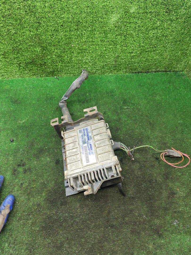 блок управления двигателем Volkswagen Golf 2 поколение 1990, 1.8 л., бензин, МКПП, хетчбэк 3 дв., 0285007040 - фото №1