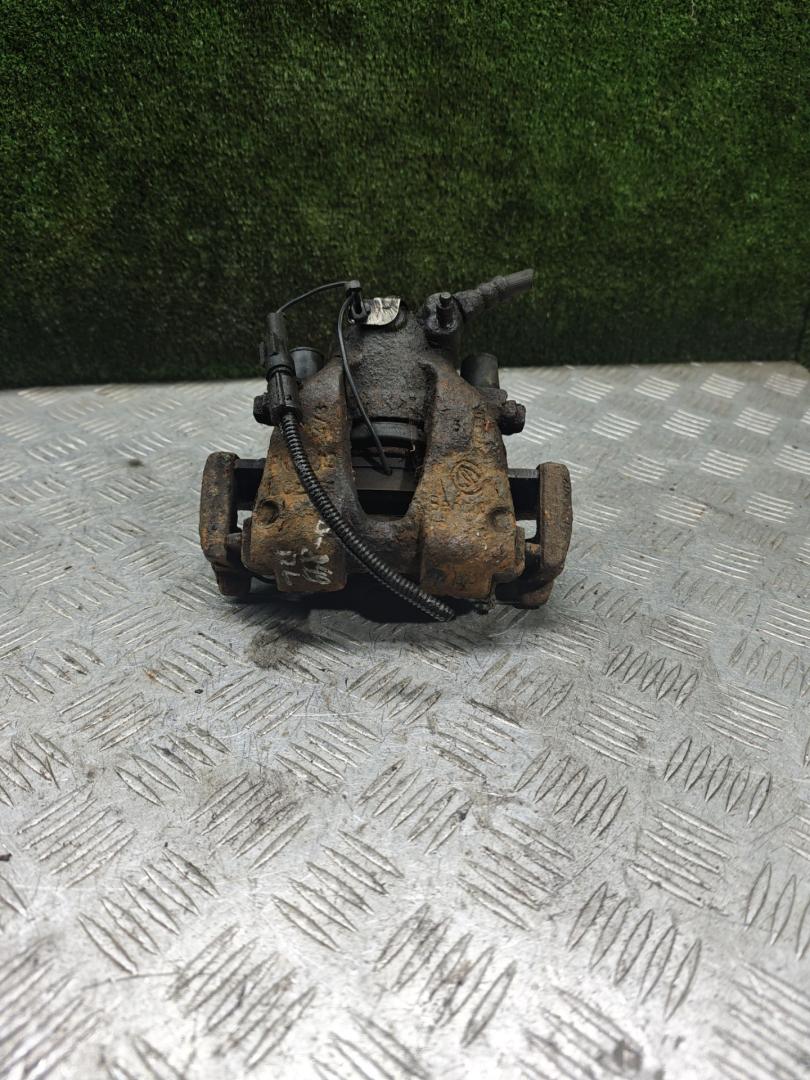 суппорт передний левый Fiat Brava 1 поколение 1999, 1.6 л., бензин, МКПП, хетчбэк 5 дв. - фото №1