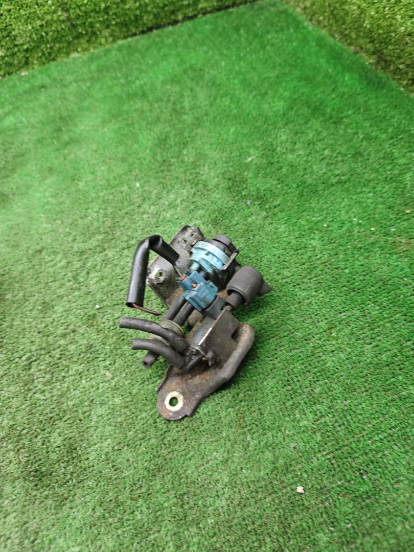 электромагнитный клапан Toyota Avensis 1 поколение (T220) 2000, 2.0 л., 2C-T, дизель, МКПП, универсал, 9092503196 - фото №1