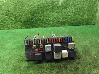 блок предохранителей Audi 80 B2 1984, 1.6 л., бензин, МКПП, седан