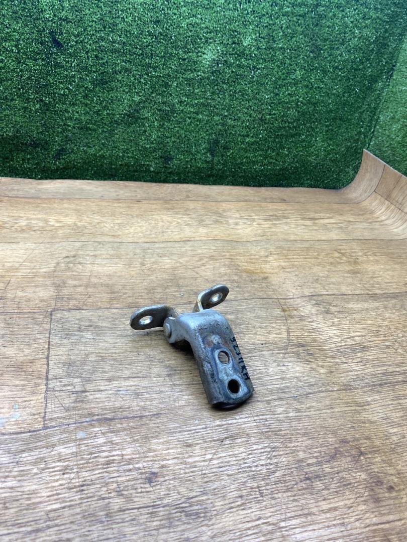 петля двери Toyota Avensis 1 поколение (T220) 1999, 1.6 л., 4A-FE, бензин, МКПП, седан, передний привод - фото №1