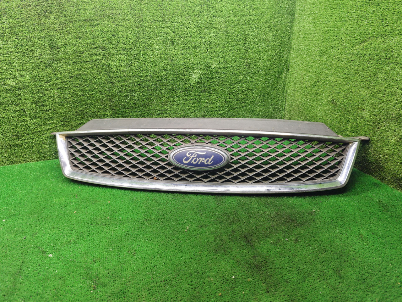решетка радиатора Ford C-Max 1 поколение 2006, 2.0 л., бензин, МКПП, минивэн - фото №1