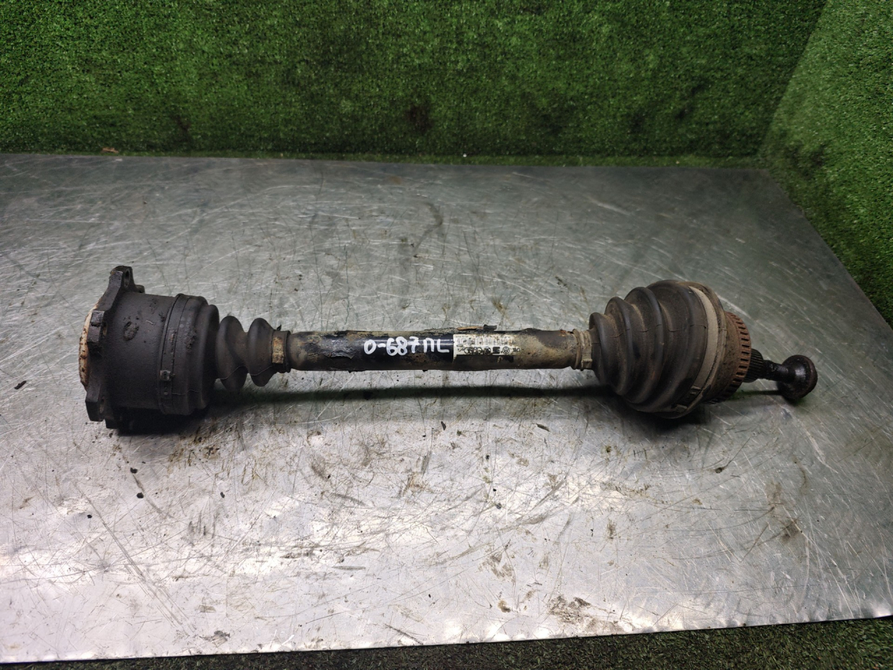 полуось передняя левая (приводной вал, ШРУС) Skoda Superb 1 поколение 2006, 2.8 л., бензин, АКПП, седан - фото №1