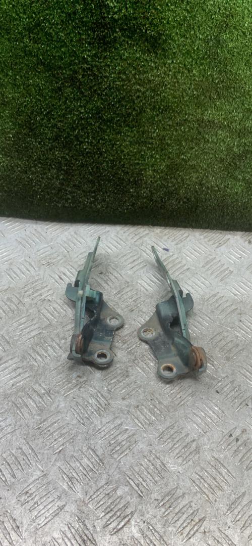 петля капота Toyota Avensis 1 поколение (T220) 1998, 2.0 л., дизель, МКПП, седан - фото №1